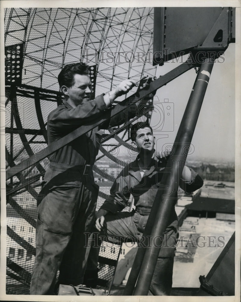 1949 Press Photo Sgts Richard Olsen and Orval Hawkins Repair the Cps-5&#39;s Radar-Historic Images