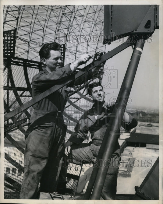 1949 Press Photo Sgts Richard Olsen and Orval Hawkins Repair the Cps-5's Radar-Historic Images