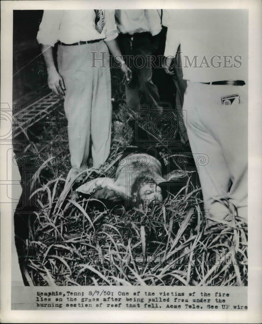 1950 Press Photo Victim of Fire Lies on Grass in Memphis, TN-Historic Images