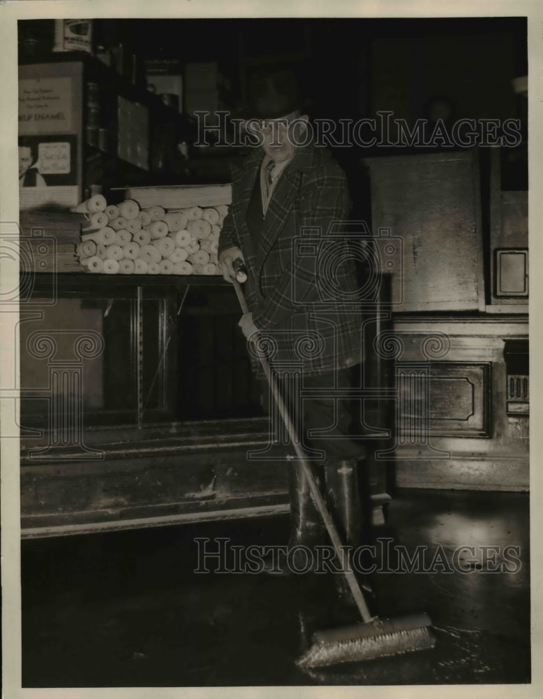 1937 Press Photo Cincy Flood - Historic Images