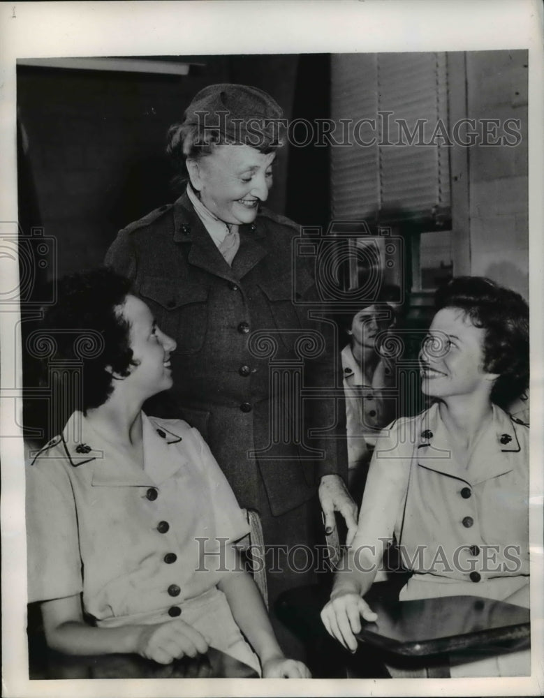 1956 Press Photo Mrs. Jean Wells with Sandra Melbourne and Carol Stehlic-Historic Images