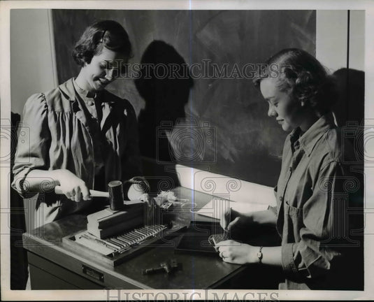 1951 Press Photo Geraldine Jamioljkowski & Marjorie Apel at the Simmons College - Historic Images