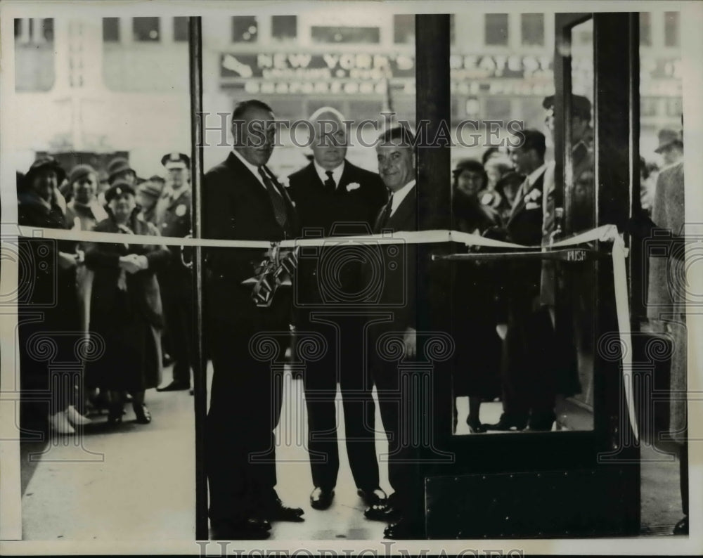 1934 Press Photo Big Men on Hearn Store - Historic Images