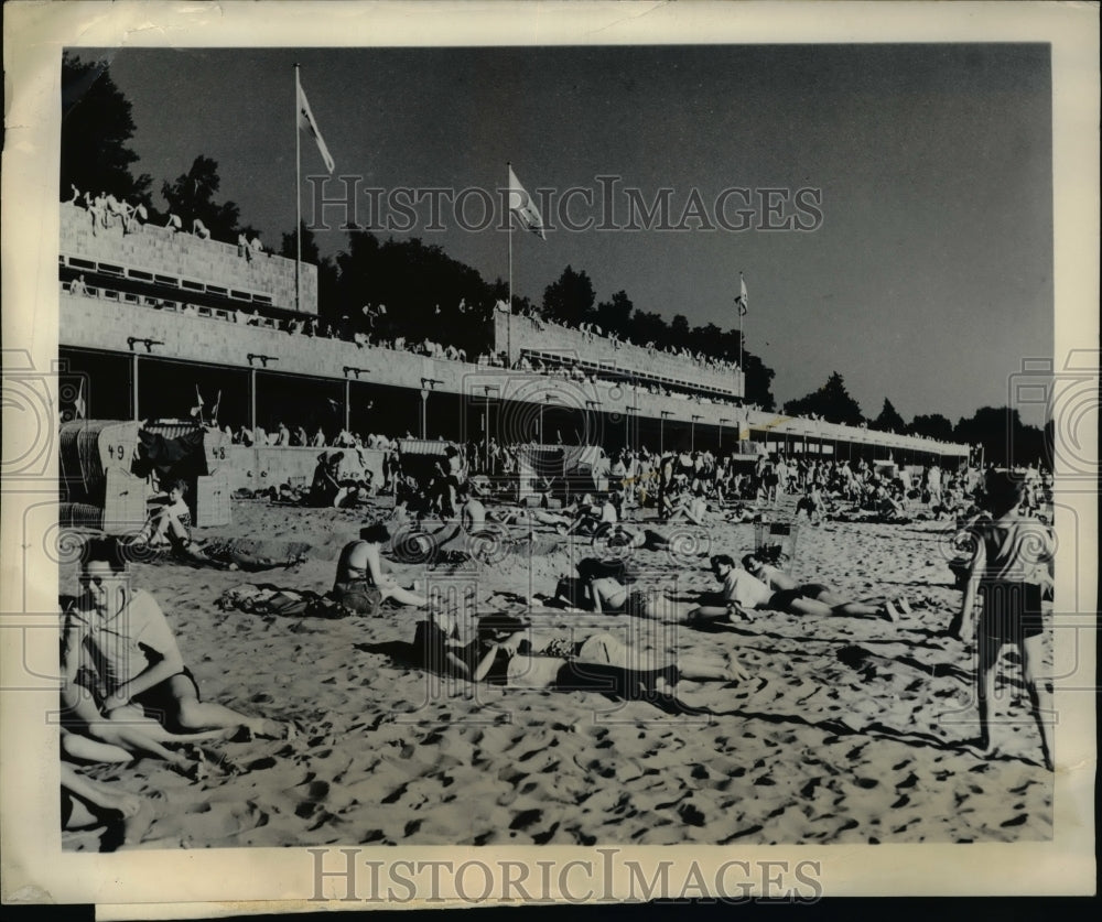 1961 Press Photo This beach on the Wannsee, West Berlin, one of the most popular-Historic Images