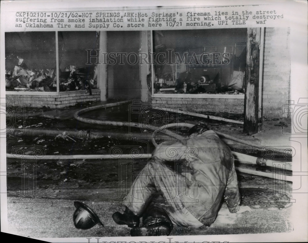 1962 Press Photo Hot Springs Ark Hot SPrings fireman lies in street suffering - Historic Images