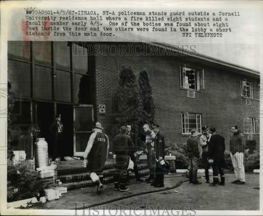 1967 Press Photo Ithaca NY a policeman stands guard outside a Cornell University-Historic Images