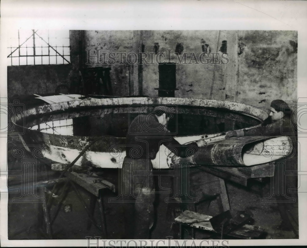 1954 Press Photo Geno Italy workmen construct 13 ft fry pan for Fish Fry festiva - Historic Images