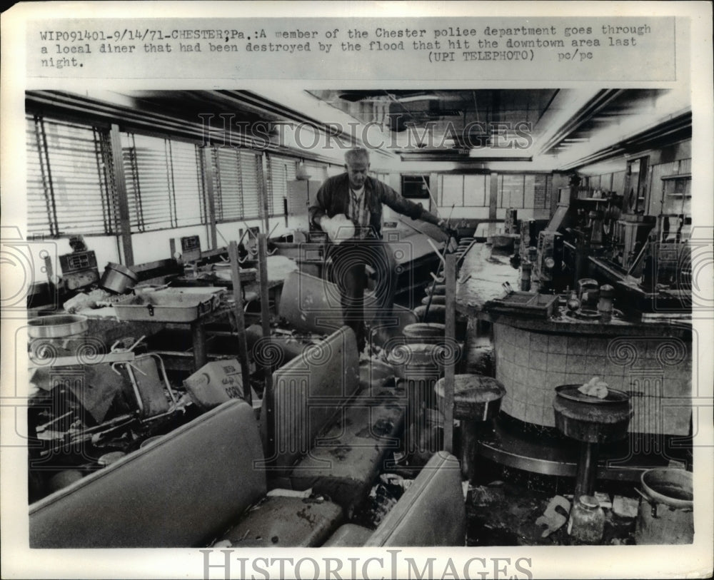 1971 Press Photo Chester Pa police in building destroyed by floods - Historic Images