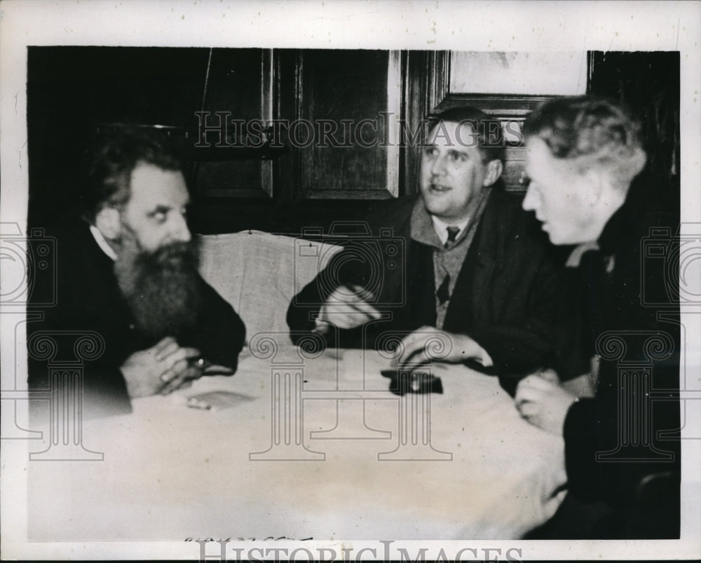1938 Press Photo Soviet Professor Otto Schmidt interviewed by Newspapermen-Historic Images