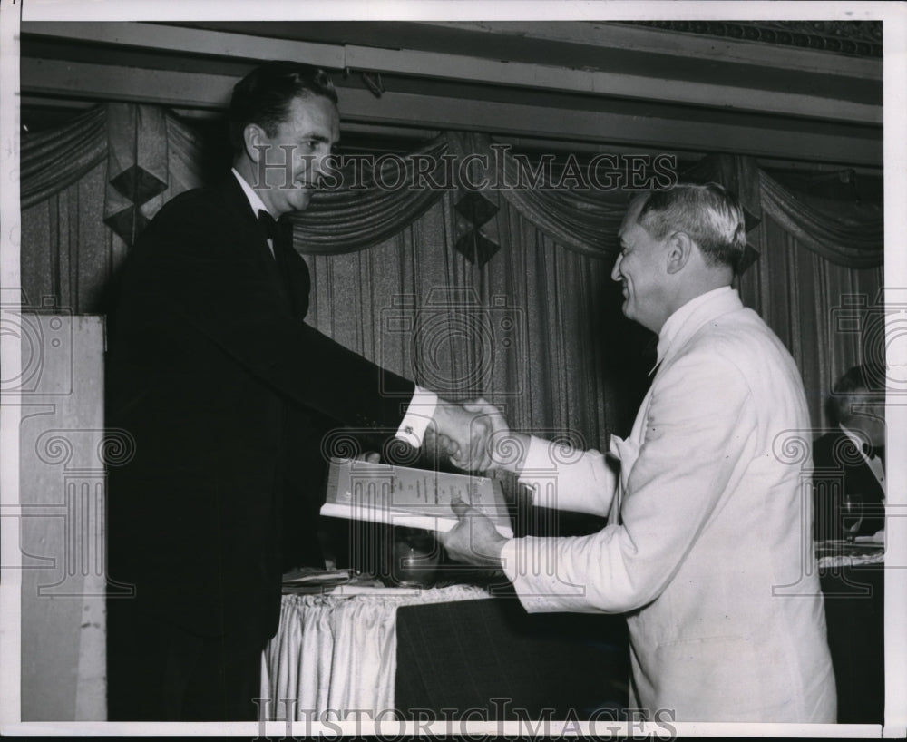 1953 Press Photo Lee Hills Sigma Delta Chi Pres award Gordon Mills Sales Mgr-Historic Images