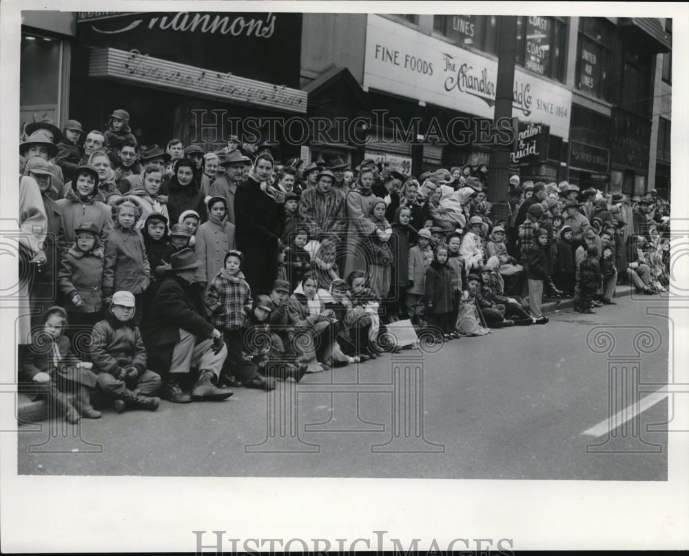 1953 Press Photo Crowd of Press Christmas Parade Spectators - Historic Images