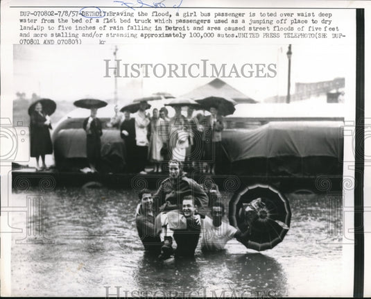 1957 Press Photo Detroit Mich bus passengers rescued from floods - Historic Images