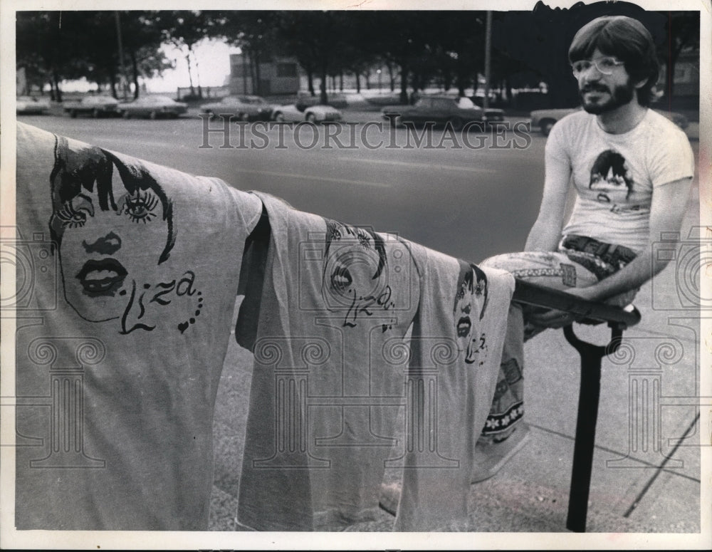 1973 Press Photo Entrepreneur Jim Muke peddled hand-painted Liza t-shirts-Historic Images