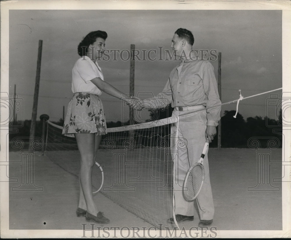 1943 Press Photo Carol Signor Beats William Renninger In Straight Sets-Historic Images