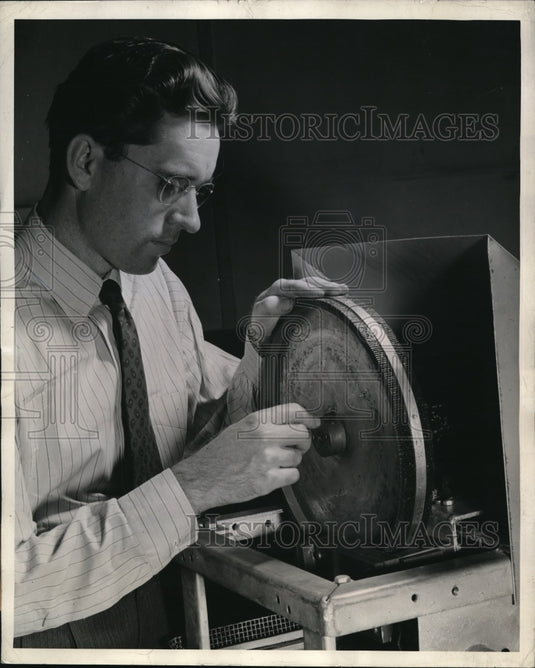1942 Press Photo Gilbert D McGann Doctor Removing Wheel From Fulchronograph-Historic Images