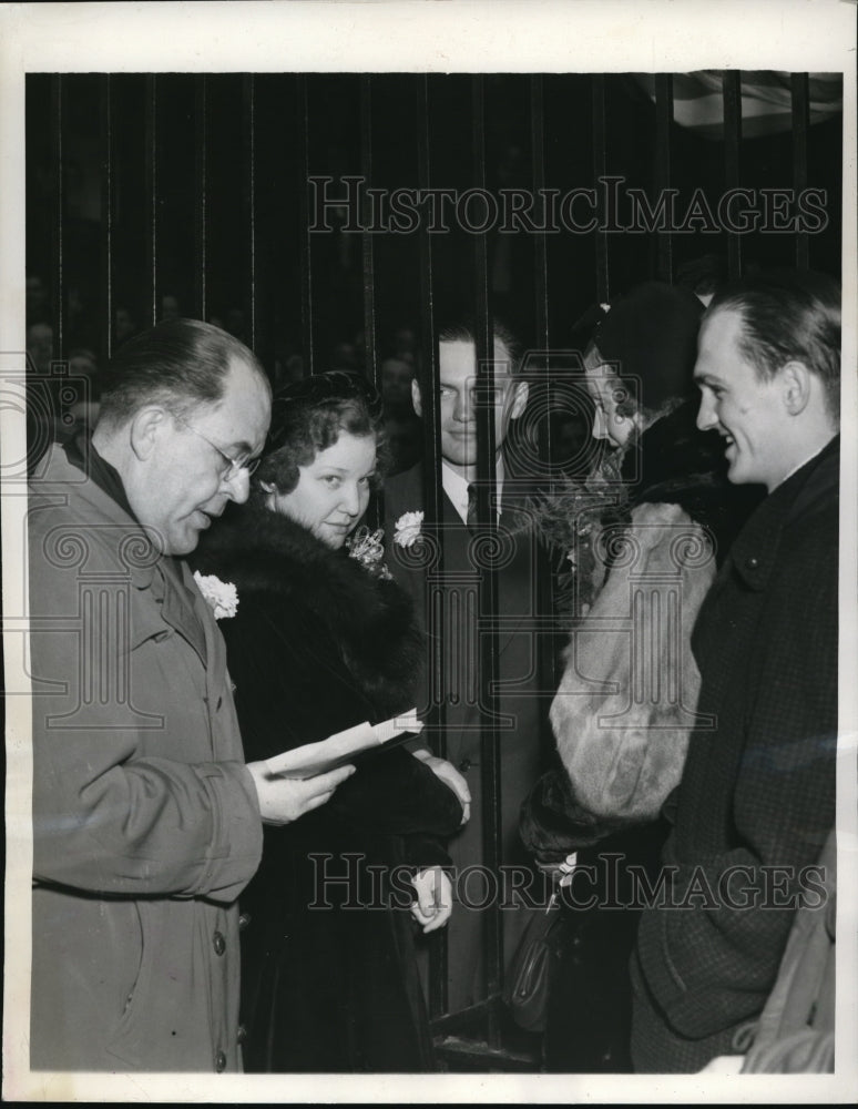 1937 Press Photo Miss Theresa Grikel married William McGuire during the strike-Historic Images