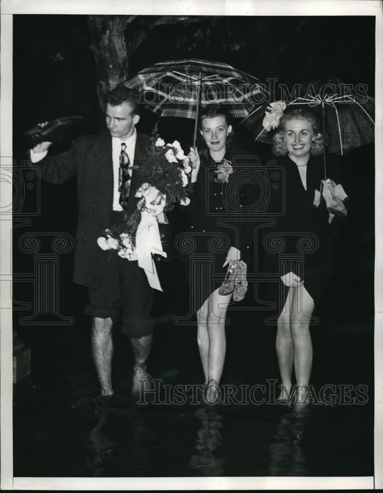 1946 Press Photo Bob Emmett, Kathleen Flaherty, Beverly Young Walk Through Rain-Historic Images