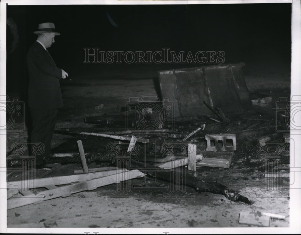 1959 Press Photo Chief of Detectives Pat Deeley, looks at charred remaining of t - Historic Images