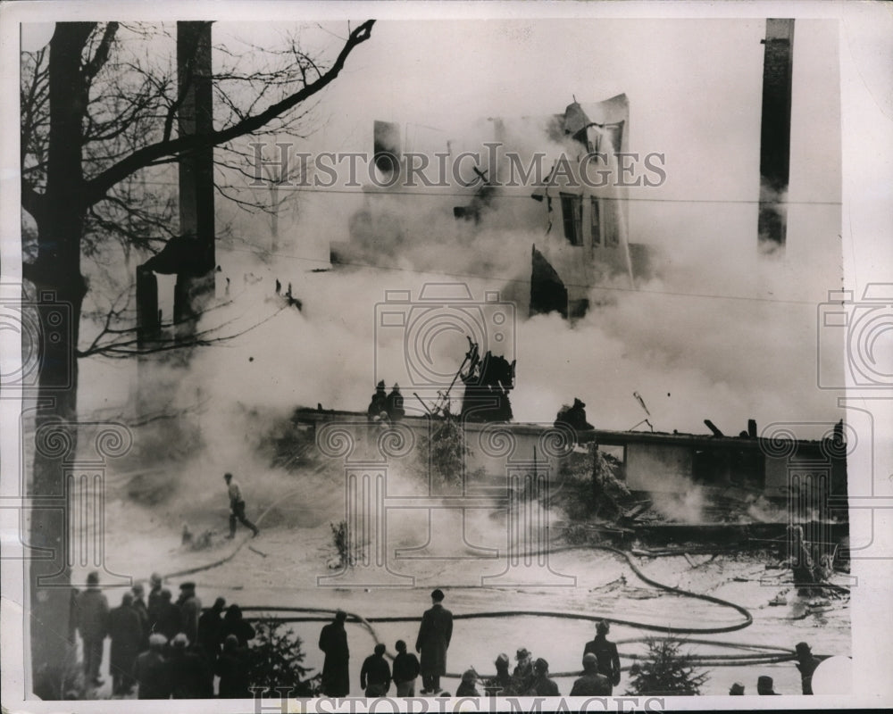 1936 Press Photo Smoke from the ruins of the Victoria Mansion Hotel-Historic Images