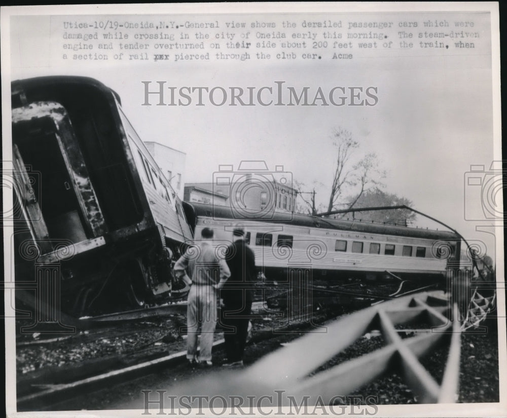 1950 Press Photo Oneida NY view of derailed passenger cars which were damaged - Historic Images