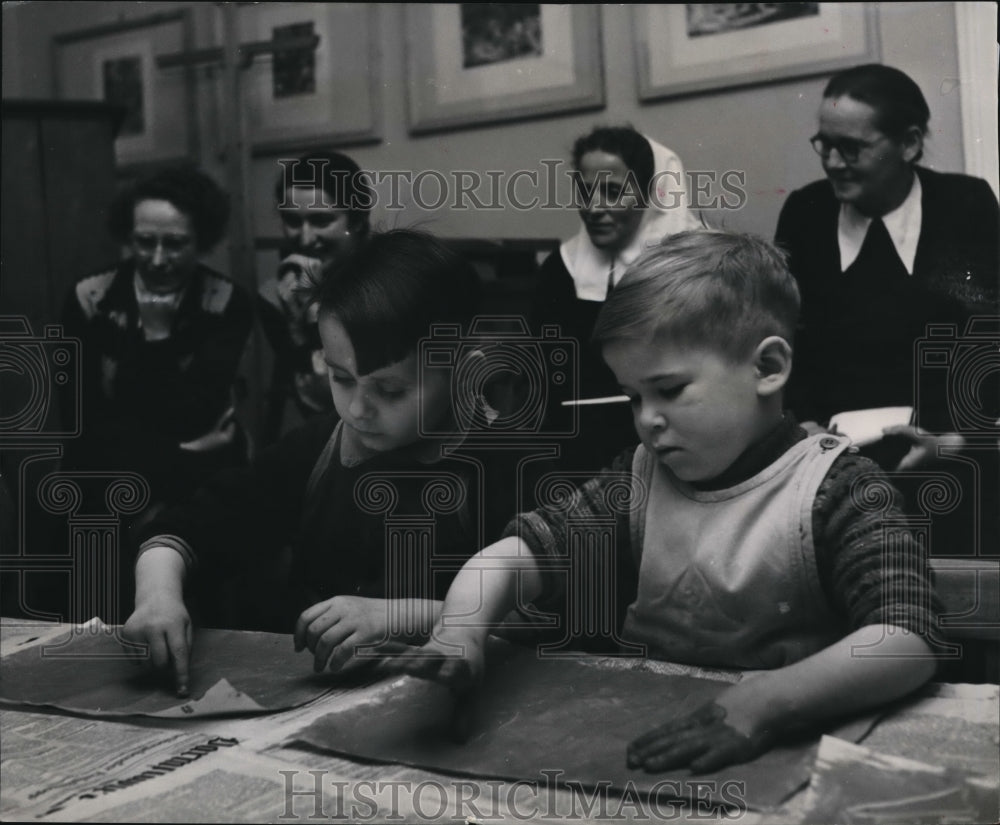 1951 Press Photo Fugenheim Teacher Training College teachers watch kindergartens - Historic Images