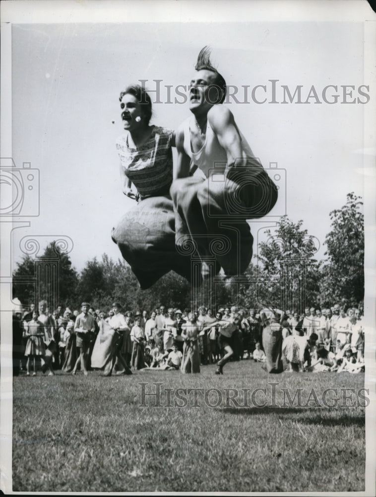 1950 Press Photo Dagmar Kettner and Bernd Dosing West Berlin Zoo - Historic Images