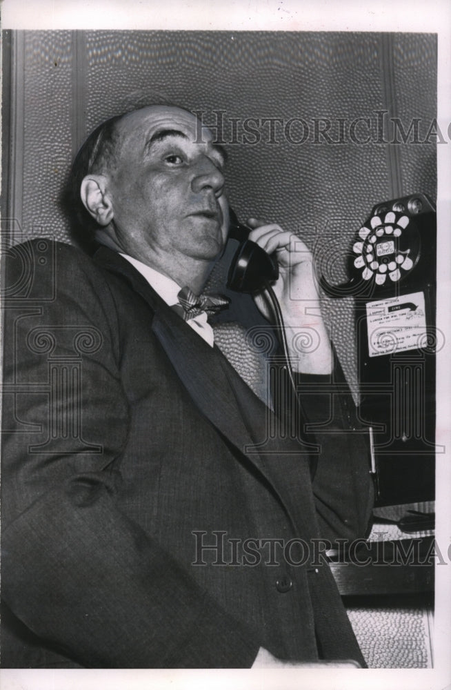 1954 Press Photo Joseph Welch Army Counsel In Senate Office Building Phone Booth-Historic Images