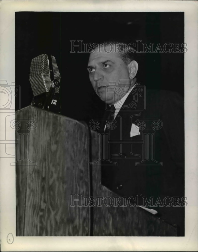 1943 Press Photo Reporter Raymond Clapper At Microphone During WWII - Bonds - Historic Images