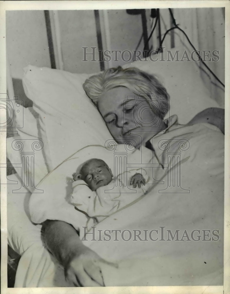 1934 Press Photo Mrs. Nora Foxwell with her newborn baby. - Historic Images