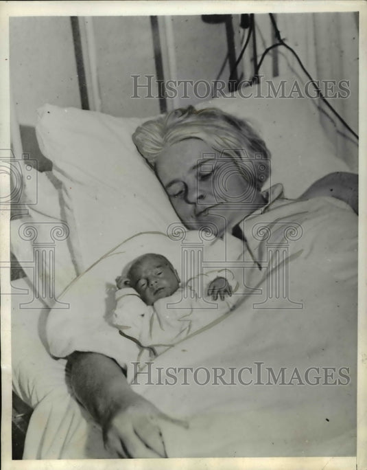 1934 Press Photo Mrs. Nora Foxwell with her newborn baby. - Historic Images