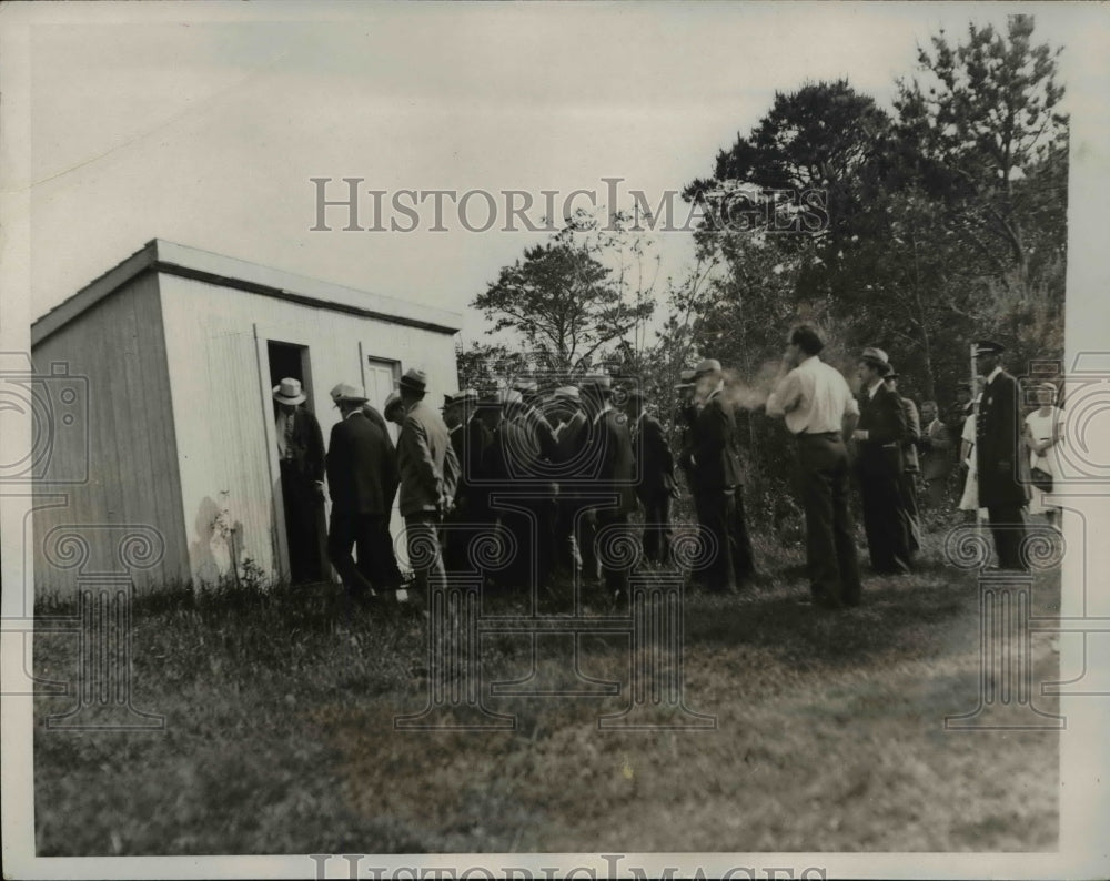 1933 Jury member at kidnap hut charging Kenneth &amp; Cyril Buck - Historic Images