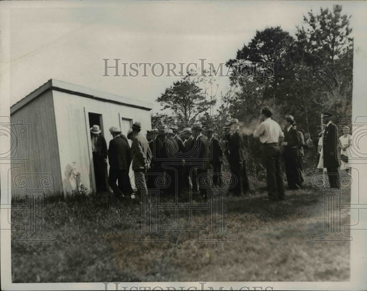 1933 Jury member at kidnap hut charging Kenneth & Cyril Buck - Historic Images