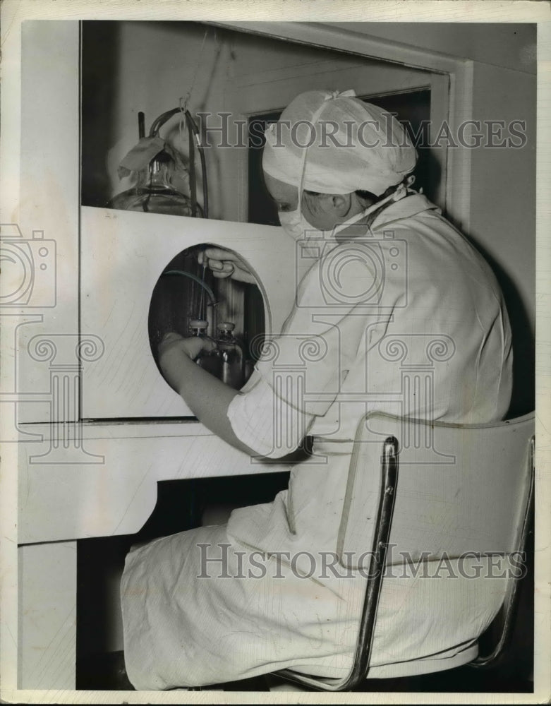 1942 Press Photo Ben Venue Labs  worker drawing plasma from bllod cells - Historic Images