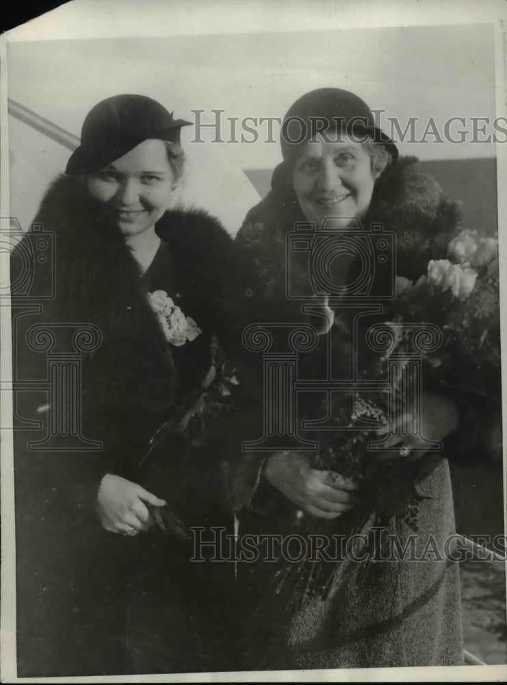 1932 Press Photo Mrs Christy Mathews &amp; Margaret Phillips on a liner - Historic Images