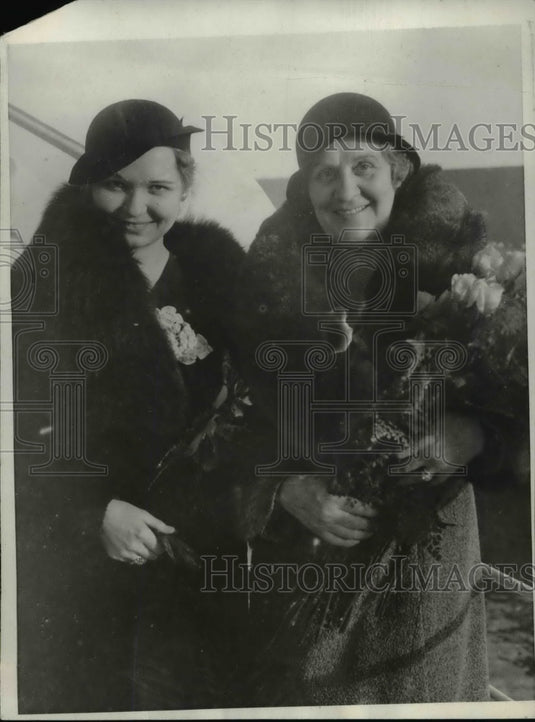 1932 Press Photo Mrs Christy Mathews & Margaret Phillips on a liner - Historic Images