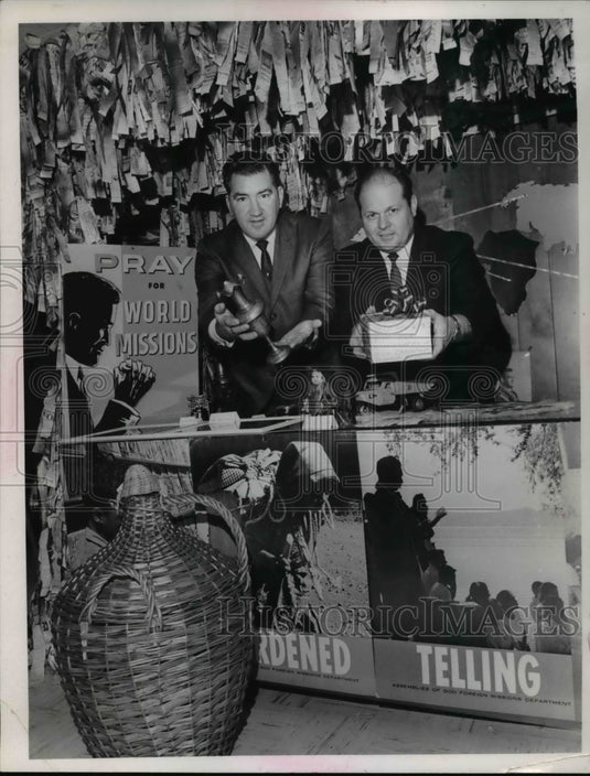 1966 Press Photo Reverend David Woman, Ellis C. Damian Run World Missions Booth - Historic Images