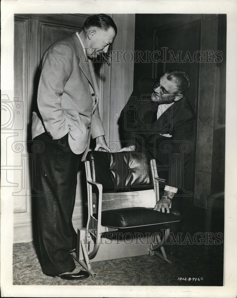 1946 Press Photo Leland Stanford Larry MacPail with C.P. Joslyn with Yankee Seat - Historic Images