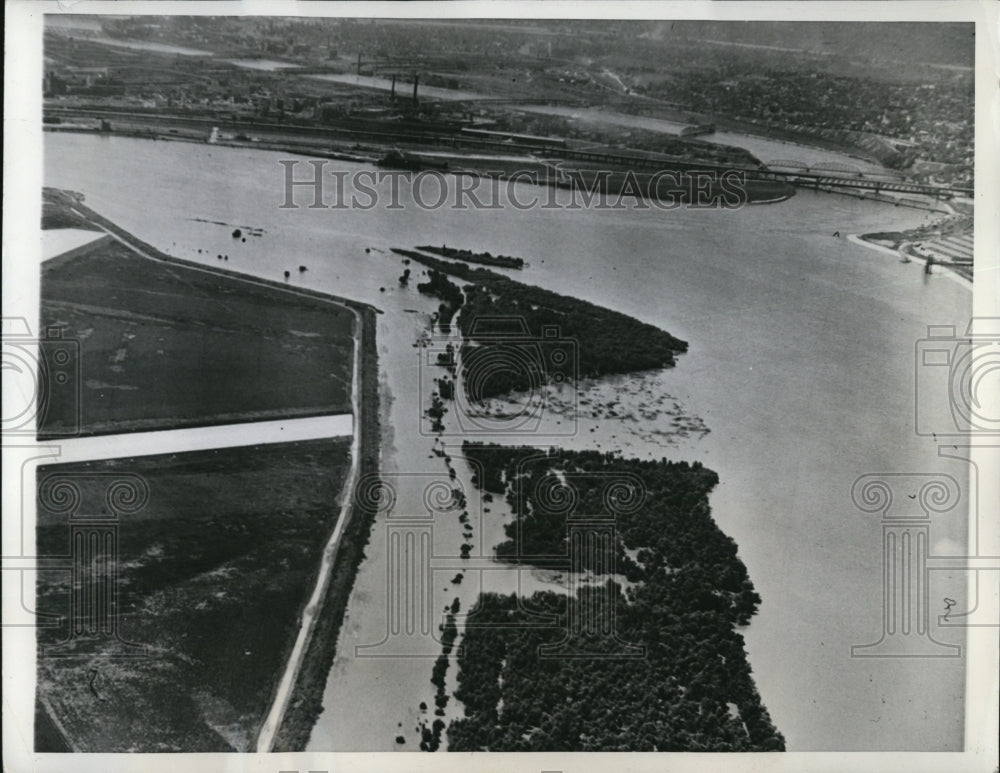 1943 Press Photo Airport in Kansas City, MO Endangered by Flood - Historic Images