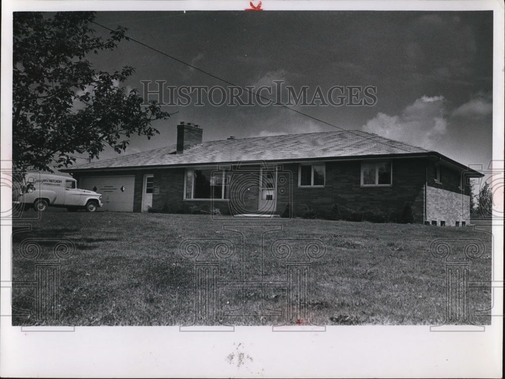 1966 Press Photo Calvin Apragul&#39;s home-Historic Images