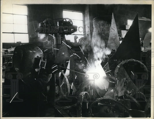 1974 Press Photo Randy Renninger as he does some work on a complex arrangement - Historic Images