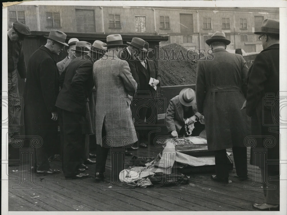 1932 Examiner Chos Norris examining torso and legs-Historic Images