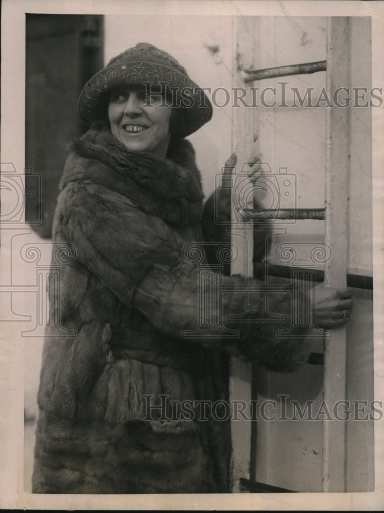 1922 Press Photo Mrs. John H. Walsh's Arrival - Historic Images