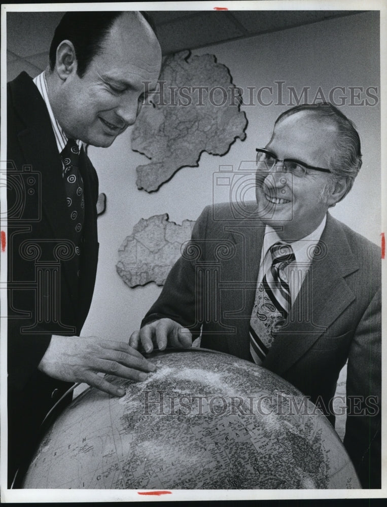 Undated Press Photo Prof. Robert Alfonso and Pres. Glenn Alds of KSU - Historic Images