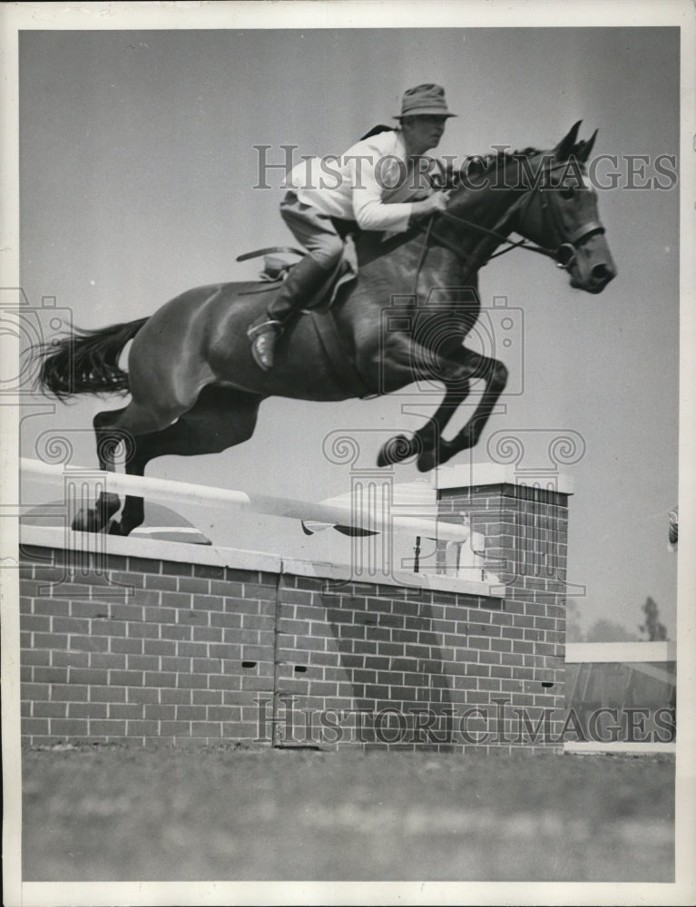 1939 Press Photo Fred Simpson and Rose Dew Over a Barrier - Historic Images