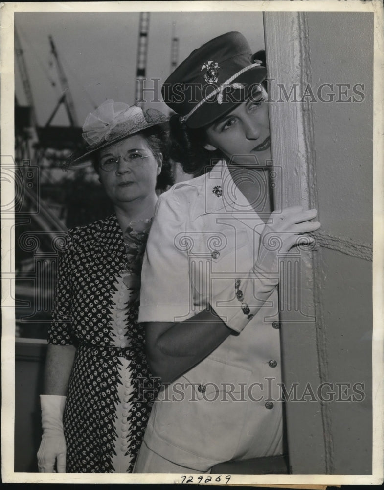 1944 Press Photo Cpl Bertha Santos on destroyer escort Hanna with Mrs Wm Hanna-Historic Images