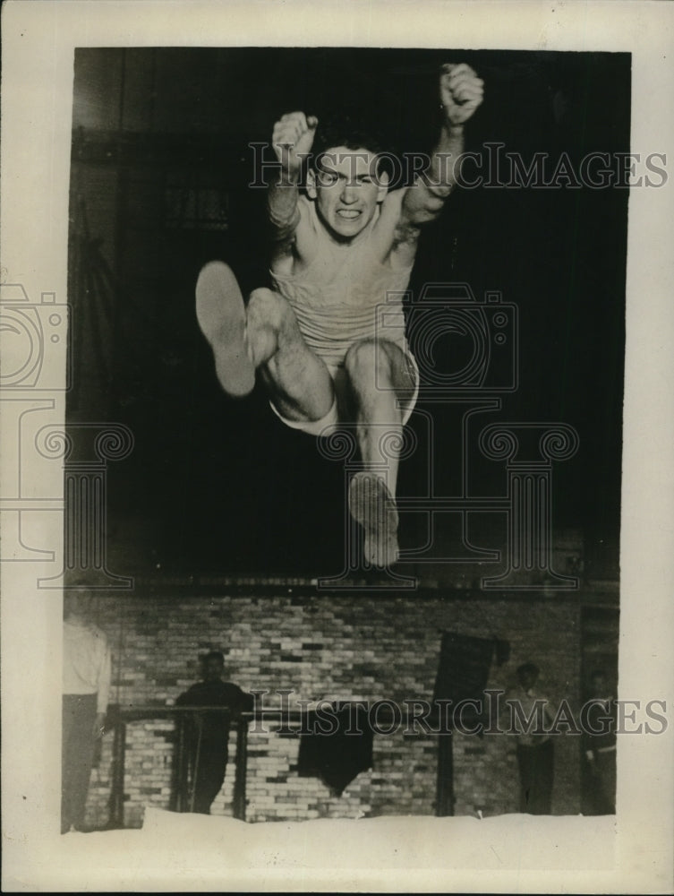 1929 Press Photo Ben Stephensky in practice leap of running broad jump - Historic Images