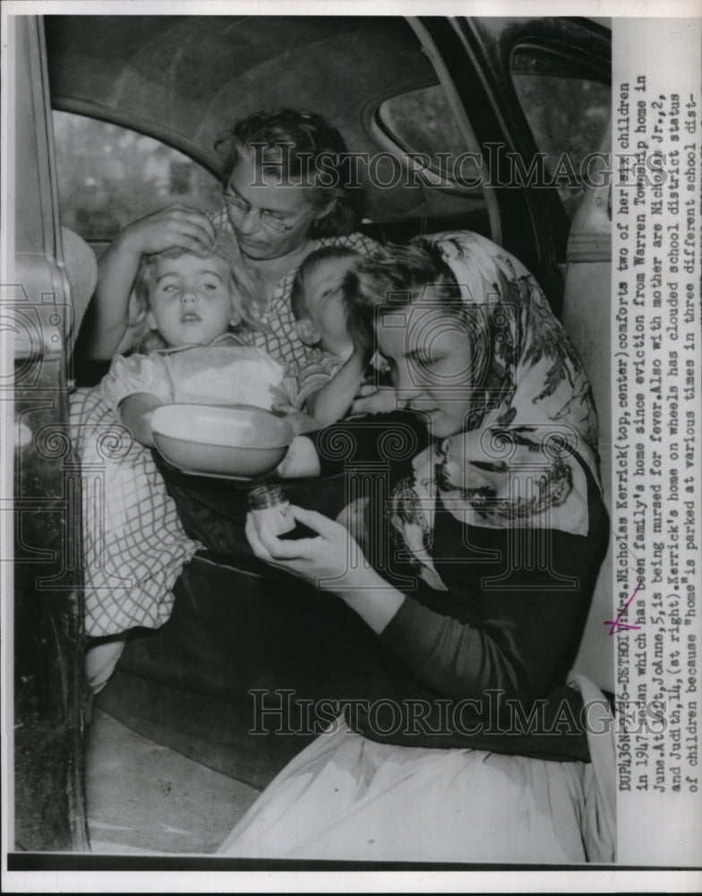 1953 Press Photo Mrs. Nicholas Kerrick with her children in her sedan home-Historic Images