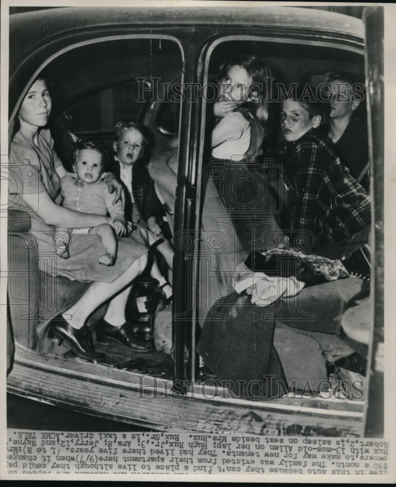 1947 Press Photo Family who were evicted from their apartment live in the sedan - Historic Images