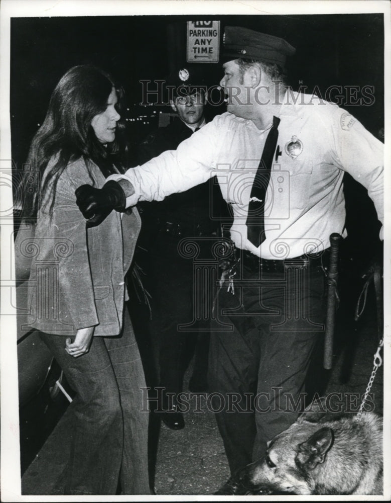 1970 Pittsburgh Papoliceman &amp; demonstrators vs VP S Agnew-Historic Images