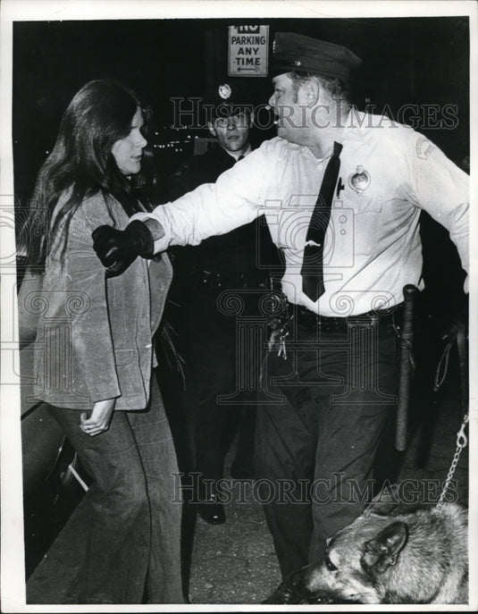 1970 Pittsburgh Papoliceman & demonstrators vs VP S Agnew-Historic Images